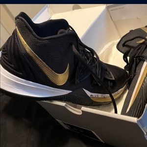Kyrie 5 ‘Black Metallic Gold’